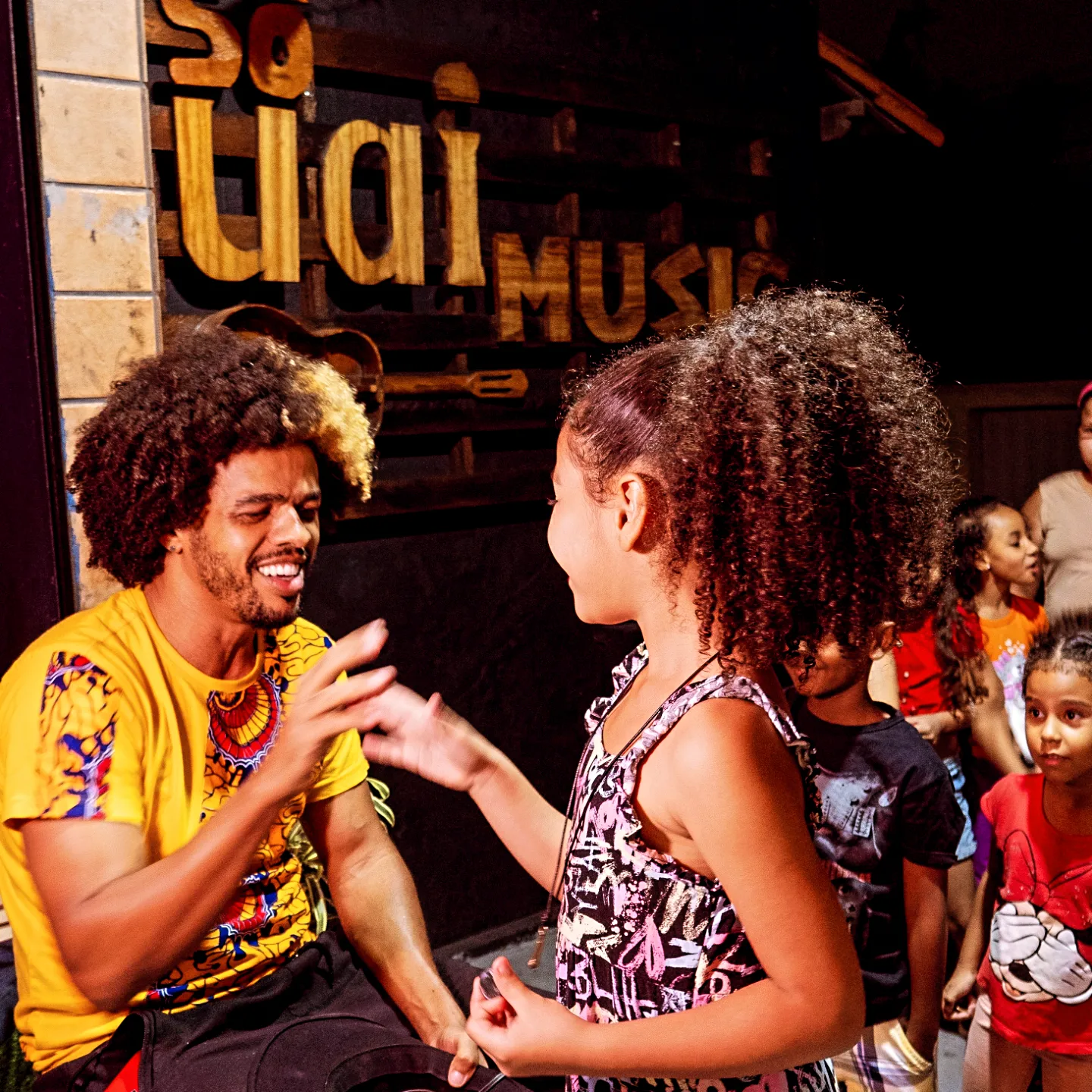 Crianças participando do Meninos do Rock