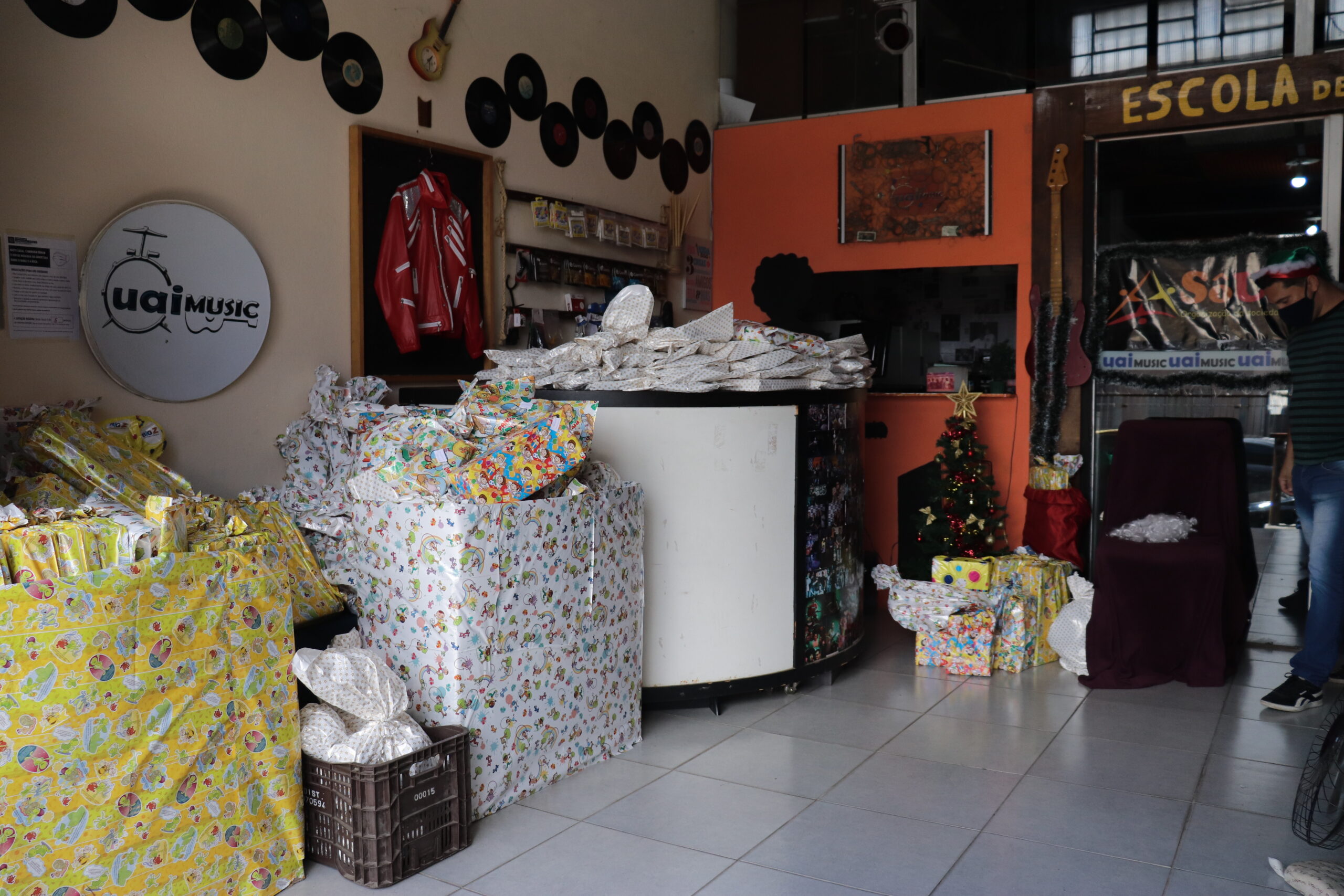 Criança recebendo brinquedo