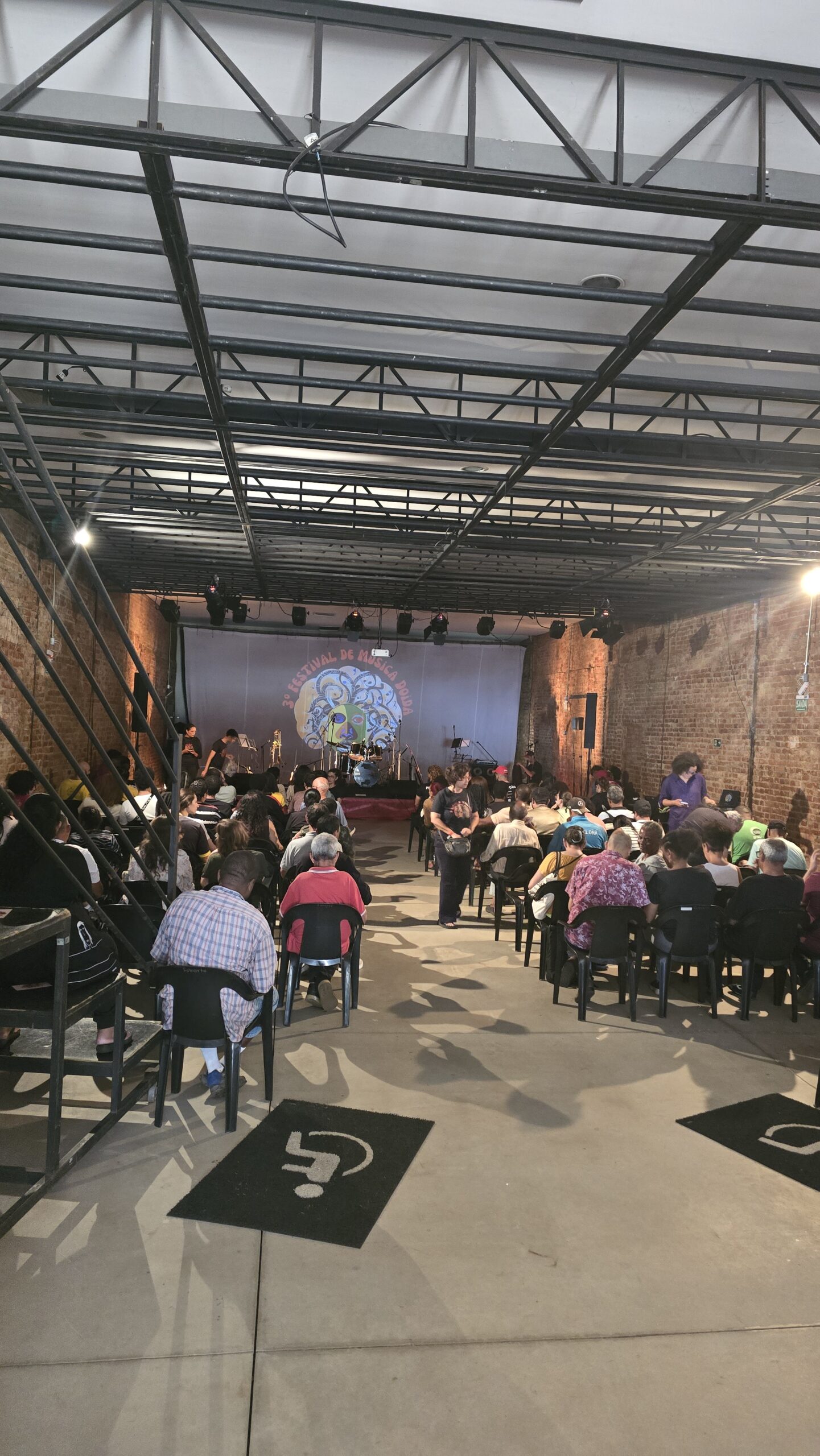 Distribuição de pipoca no Festival de Música Doida